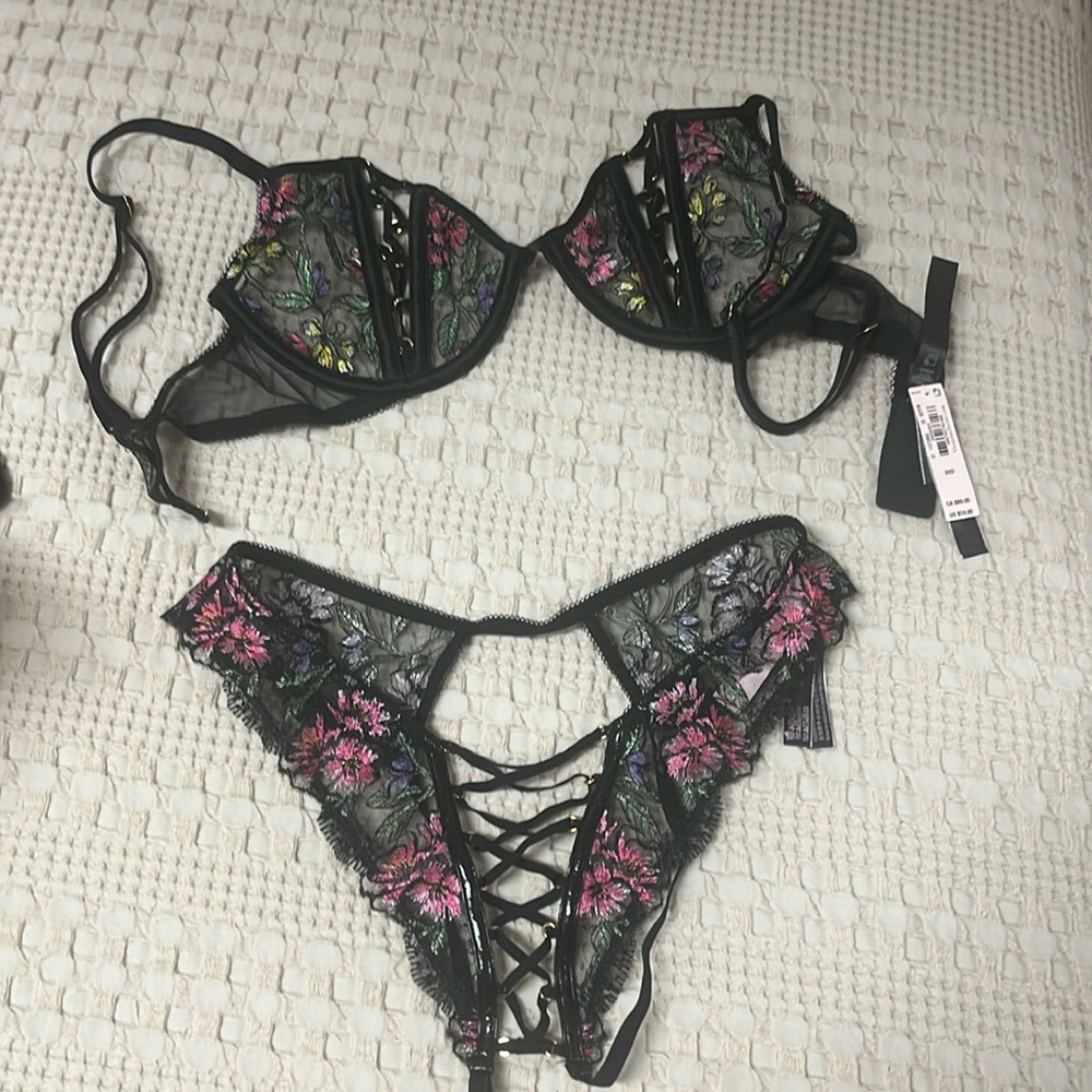 Victorias Secret lingerie set 32D bra small panties